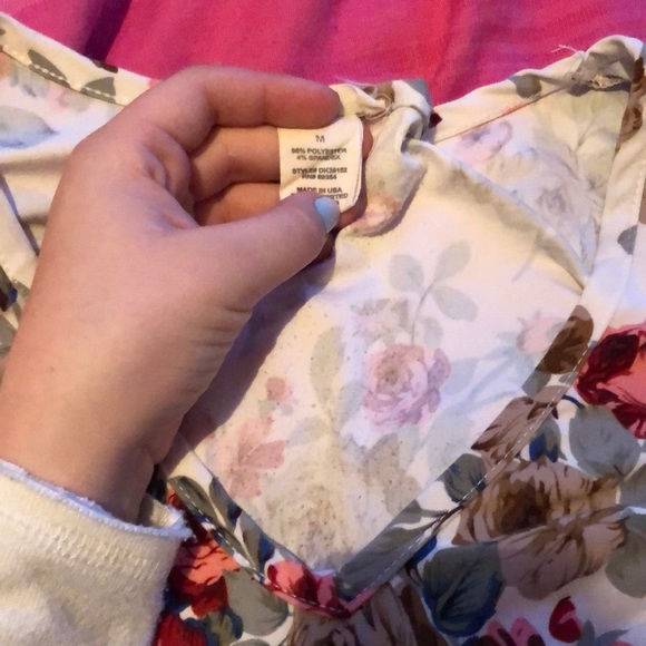 Cute off the shoulder tee with neckalace - Picture 3 of 5